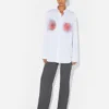 Das Hemd mit rotem „Blurry Roses“-Print Das Hemd mit rotem „Blurry Roses“-Print