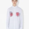Das Hemd mit rotem „Blurry Roses“-Print Das Hemd mit rotem „Blurry Roses“-Print