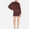 Das kurze burgunderrote bestickte Kleid