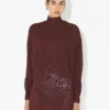 Das kurze burgunderrote bestickte Kleid