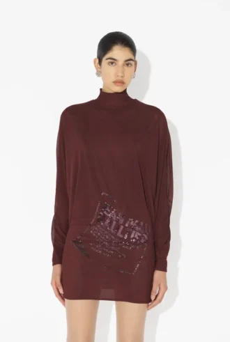 Das kurze burgunderrote bestickte Kleid