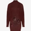 Das kurze burgunderrote bestickte Kleid