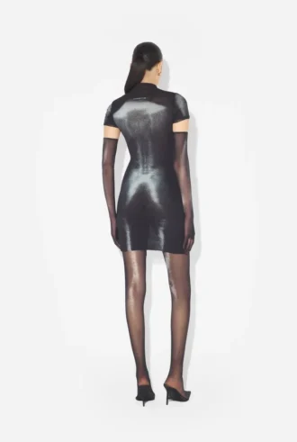 Das kurze silberne „Body Dust“-Kleid