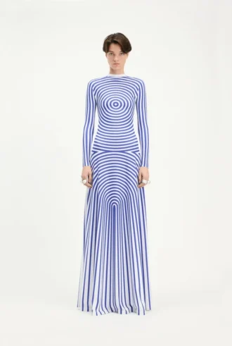 Das lange blaue Target-Kleid