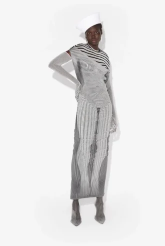 Das lange, drapierte, figurbetonte Body Morph-Kleid