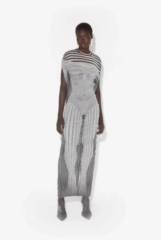 Das lange, drapierte, figurbetonte Body Morph-Kleid
