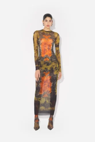Das lange khakifarbene Madaillon-Kleid