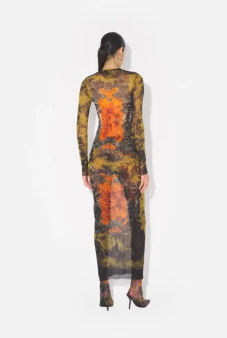 Das lange khakifarbene Madaillon-Kleid