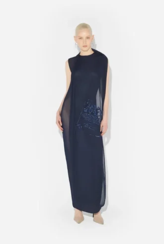 Das lange marineblaue bestickte Kleid