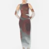 Das lange rote „Blurry Roses“-Kleid