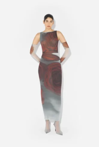 Das lange rote „Blurry Roses“-Kleid