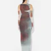 Das lange rote „Blurry Roses“-Kleid