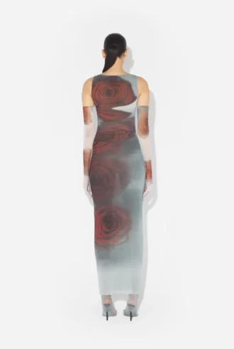 Das lange rote „Blurry Roses“-Kleid