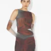Das lange rote „Blurry Roses“-Kleid