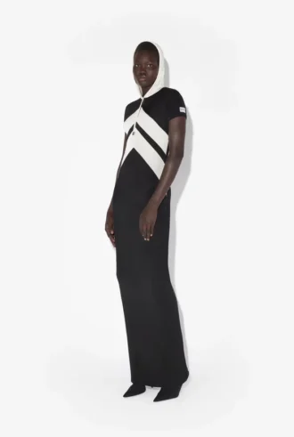 Das lange schwarze Kleid mit Chevron-Muster Das lange schwarze Kleid mit Chevron-Muster