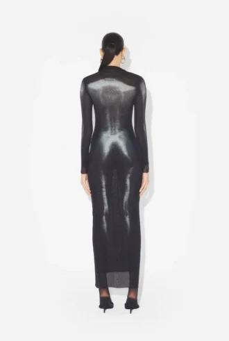 Das lange silberne „Body Dust“-Kleid