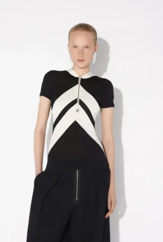 Das schwarze Hemd mit Chevron-Muster Das schwarze Hemd mit Chevron-Muster