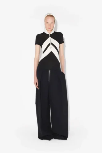 Das schwarze Hemd mit Chevron-Muster Das schwarze Hemd mit Chevron-Muster