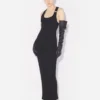 Das schwarze Piercing-Kleid Das schwarze Piercing-Kleid