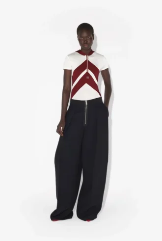 Das weiße Hemd mit Chevron-Muster Das weiße Hemd mit Chevron-Muster