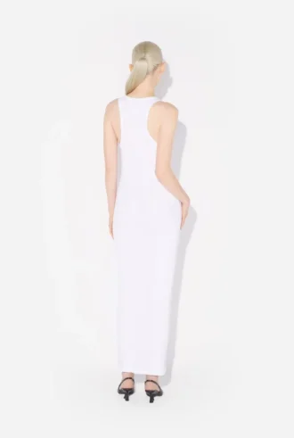 Das weiße Piercing-Kleid