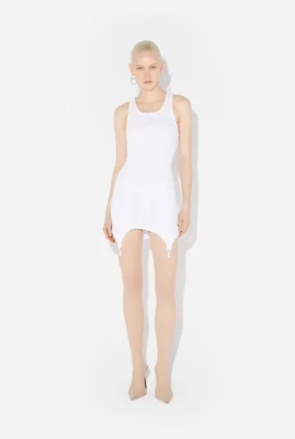 Das weiße Strumpfhalter-Kleid