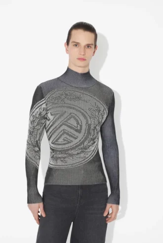 Der graue Pullover mit Lorbeer-Stempel Der graue Pullover mit Lorbeer-Stempel