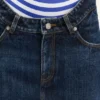 Der kurvenbetonte Denim-Minirock