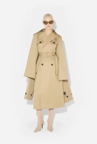 Der Trenchcoat mit Kapuze Der Trenchcoat mit Kapuze