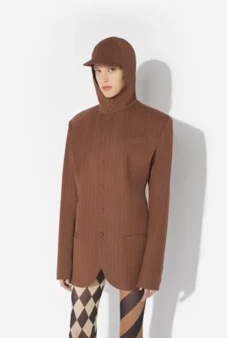 Die Anzugjacke mit Kapuze und Nadelstreifen