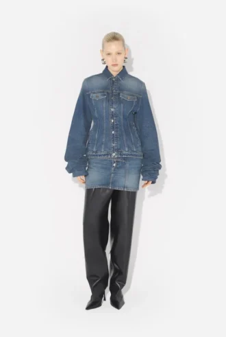 Die blaue Jeansjacke mit übergroßen Ärmeln