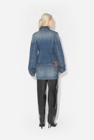 Die blaue Jeansjacke mit übergroßen Ärmeln