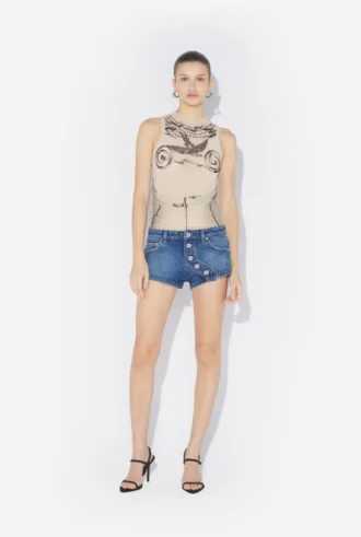 Die blauen Jeansshorts mit Knöpfen