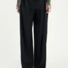 Die Curved-Anzughose als Hose