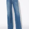 Die Denim-Jeans mit Gürtel Die Denim-Jeans mit Gürtel