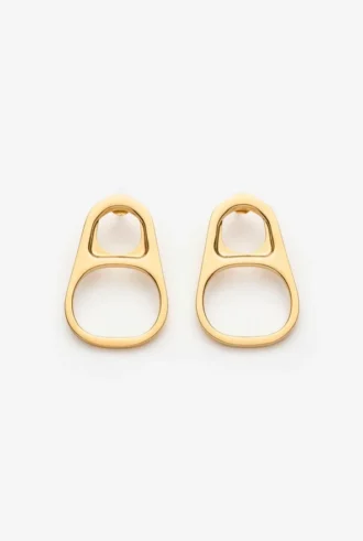Die goldfarbenen Ohrringe in Ring-Pull-Form
