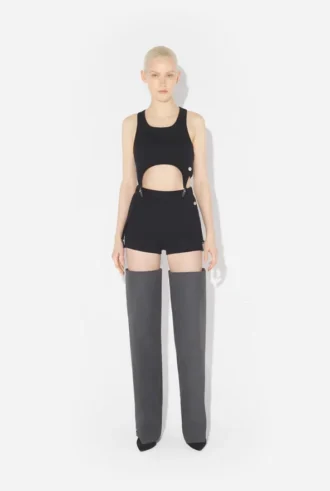 Die schwarzen Garter-Mini-Shorts