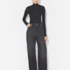 Die schwarze Cut-Out-Jeans Die schwarze Cut-Out-Jeans