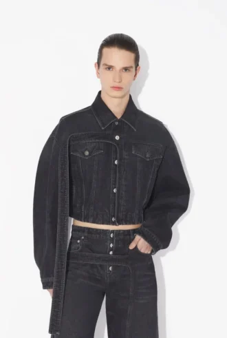 Die schwarze Denim-Jacke mit Riemen