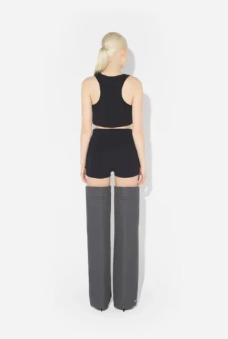 Die schwarzen Garter-Mini-Shorts