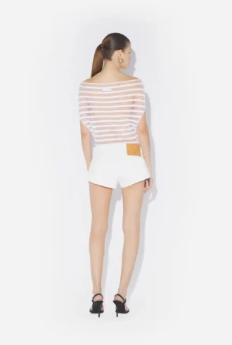 Die weißen Jeans-Shorts mit Knöpfen